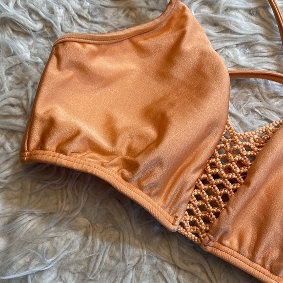 NWT Luli Fama Let’s Be Mermaids Crochet Loops Cutout Sporty Bra Top Sea Shell S - Picture 4 of 11